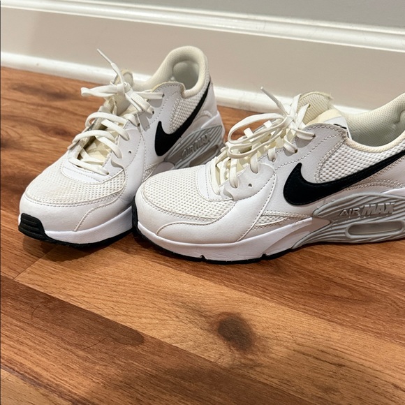 Nike Air Max White with Black Accents - Picture 1 of 3